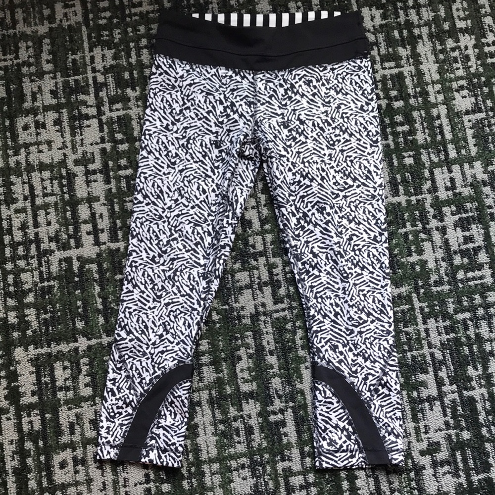 Lululemon abstract print crop leggings 6